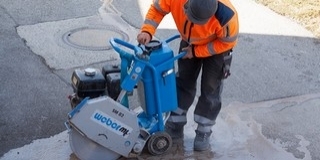 Húsvét után elkezdik a járda bontását a Szabadság utcában