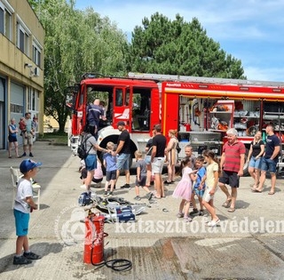 Mohácson is kinyíltak a szertárkapuk a gyermekek legnagyobb örömére