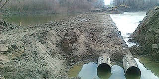 Látványos munkák zajlanak a Szabadság-szigetnél, bár az áradás is közbeszól