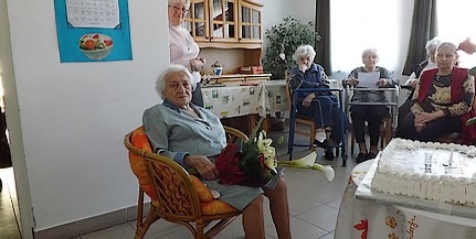 Százévesen is csinosan várta vendégeit az idősek otthonában Sőth Istvánné Százévesen is csinosan várta vendégeit az idősek otthonában Sőth Istvánné