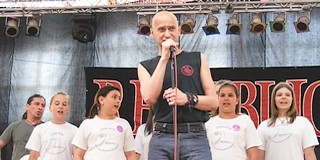 Kiállítással emlékezik a Park Iskola a Republic énekesére, Cipőre