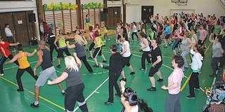 Karok és lábak százai lendültek a Spring Zumba Maratonon