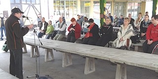 Verseket kaptunk a mohácsi piacon A költészet napján, s tapssal fizettünk értük