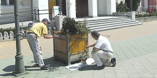 Városszerte megújulnak az utcabútorok, hamarosan a játszóterek felújítása következik