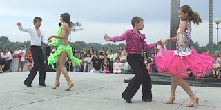 Fergeteges társastáncgálát ígér a sportcsarnokban a szombat este