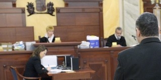 Rendőrök szidalmazásáért az ítélet: hat hónap fogház, egy évre felfüggesztve