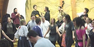 Este a hagyományok jegyében: táncház a Sokac-körben