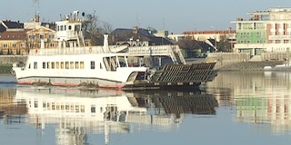 Késik a nagyszabású felújítás, továbbra is a Sziget komp jár, de öt tonna felett most nem szállít