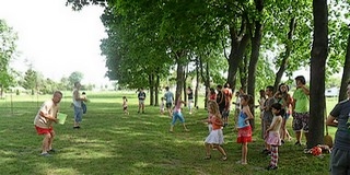 Sárháton szülők-gyerekek nagyszabású családi majálissal köszöntötték a tavaszt