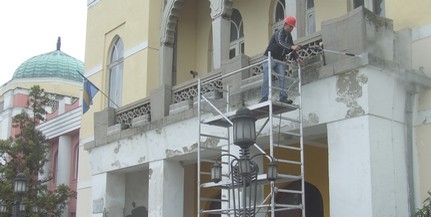 Az idegenforgalmi szezonra megújul a városháza homlokzata