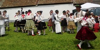 Pünkösdölés Szentendrén: Nagy sikere volt a busóknak és a Zora táncosainak