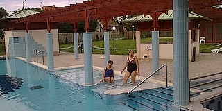 Látogatható a szabadtéri élményfürdő, bár ott egyelőre nem várható a fürdőzők tolongása