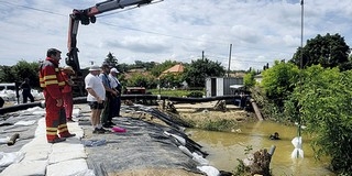 Beszakadt út nehezíti a védekezést Dunaszekcsőn, leállt a közlekedés
