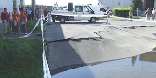 Egy úttest beszakadt, két lakóház életveszélyessé vált az áradó, szivárgó Duna miatt