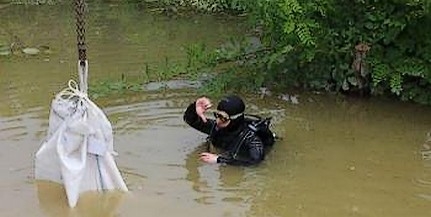 A búvárok beavatkozására is szükség volt Dunaszekcsőn