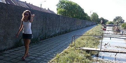 A sétányon, és a város déli részén már takarítanak, fertőtlenítik az utcákat, a házak portáit