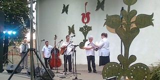 Fergeteges tamburazene csalogatta a közönséget a szabadtéri színpad nézőterére