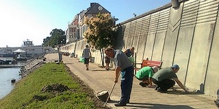 A Duna-parti sétányt tették rendbe a Kárpátaljáról érkezett önkéntes segítők