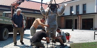 A busó szobrok is már a helyükön vannak, átadásra kész Mohács újabb belvárosi beruházása