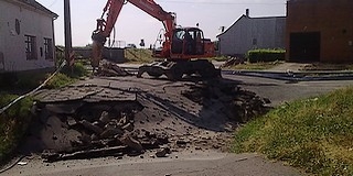 A Felső-Dunasoron a kivitelező takarja, a Gőzhajó utca végén bontja a munkaárkot
