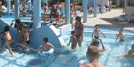 Szombaton kedvelt slágerekkel medencés „Retro Party