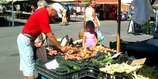 A termelők keveslik, a vevők sokallják az árakat a mohácsi piacon