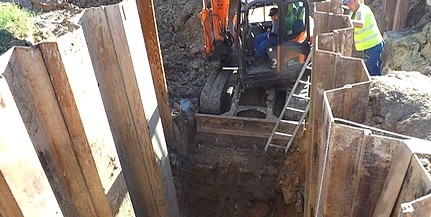 A munkaterület biztosítása után az árvízkor sérült csatornaszakaszt is kiemelték, kezdődik a helyreállítás A munkaterület biztosítása után az árvízkor sérült csatornaszakaszt is kiemelték, kezdődik a helyreállítás