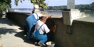 A beton támfal vakolatának javítási munkálatait végzi a Dél-dunántúli Vízügyi Igazgatóság