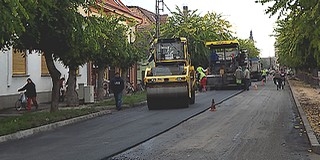 Az útfelújítás befejező szakasza, az aszfaltozás is elkezdődött a hétvégén Mohácson