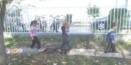 Élettanilag igen hasznos a kicsiknek a Brodarics Óvoda most elkészült „mezítláb-pályája”