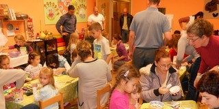 Alkotó együttműködés a családokkal: Márton napi lampionok a Rókus utcai oviban