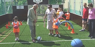 Náluk is gurulhat a labda: két újabb mohácsi intézmény kap Ovi-Focipályát