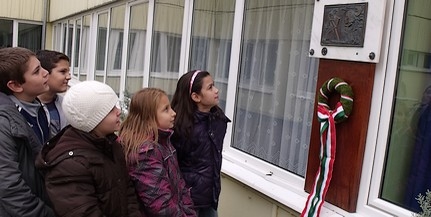 Hagyományteremtő koszorúzás az iskola névadója tiszteletére