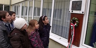 Hagyományteremtő koszorúzás az iskola névadója tiszteletére