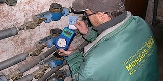 Előrefizetős, kártyás vízmérő órát építenek be a szolgáltatási díjjal tartozó fogyasztóknál