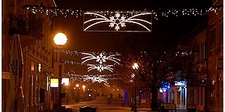 Mohács ünnepi fényei: a sétálóutcai girlandok szebben világítanak, idén lecserélték a régit