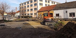 A közművek kiépítése után már a féléve lezárt útszakaszok megnyitásán dolgozik a kivitelező