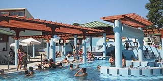 Átadták a munkaterületet, folytatódik a szabadtéri élményfürdő építése Mohácson