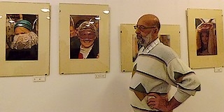 Angyalok és ördögök: Szökőcs Béla fotókiállítása Mohácson a Busóudvar galériáján