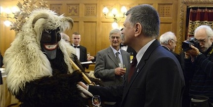 Egy busóval parolázott Kövér László a Parlamentben