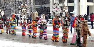 Európa legnagyobb maszkos karneválján Bulgáriában parádéztak a mohácsi busók is