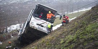 Kiemelték az autóbusz roncsait a mélyből - stabil a huszonkét sérült állapota