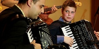 A délszláv zene kedvelőinek tartottak örömzenei estet a Sokacok Olvasókörében A délszláv zene kedvelőinek tartottak örömzenei estet a Sokacok Olvasókörében