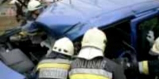 Árokba borult egy autó, beszorult a sofőr, több mint száz helyen áramszünet volt