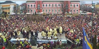 Tízezrek a mohácsi utcákon, a busókkal űzi a telet az ország