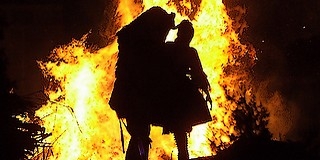 Nyilvános lánykérés után ágyúdörgéssel, máglyával jelképesen eltemették a telet