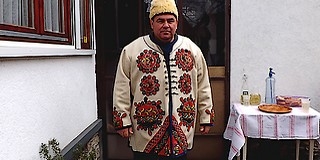 Hagyományápolás: páratlanul szép sokac szurkát hímzett a géplakatos fiatalember