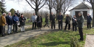 A városvédők Hatos Gusztáv kopjafájánál emlékeztek a forradalom mohácsi hőseire