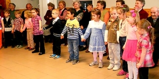 Óvodások tavaszköszöntő műsora a mohácsi idősek otthonában