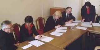 Az ügyeket utaztatják a polgárok helyett: egy helyen szinte minden elintézhető